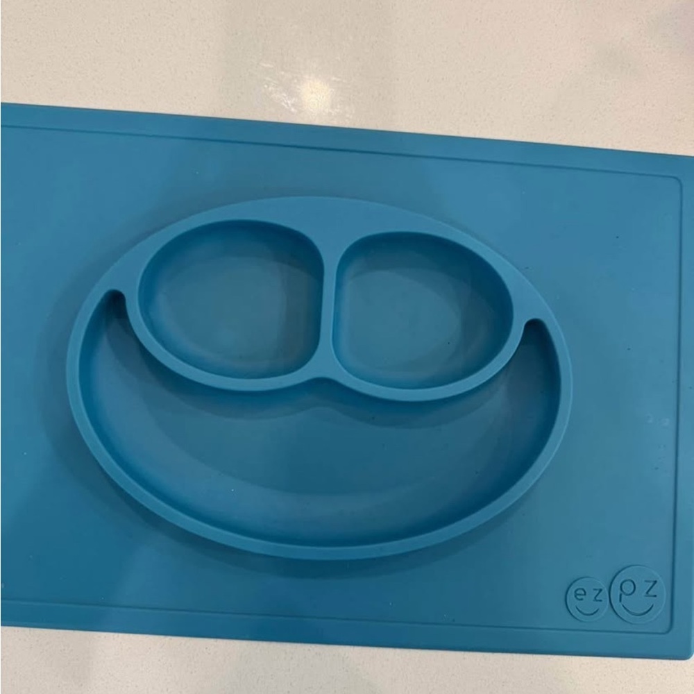 Ezpz silicone happy mat